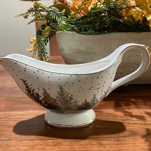 Grace Teaware Christmas Tree
Forest Silver Gold Trim Footed
Gravy Boat
